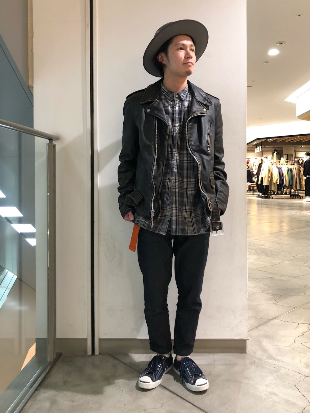 「SCHOTT、uncut bound、レザージャケット、春先取り、ハットコーデ、コンバース オールスター、デニム、ワンスター、ブラックコーデ、ワイルド系」｜「Uncut Boundのアイテム（帽子、グレー系）」を使った、HIRATSUKAさん（メンズ・167cm）の冬コーディネートの1枚目の写真