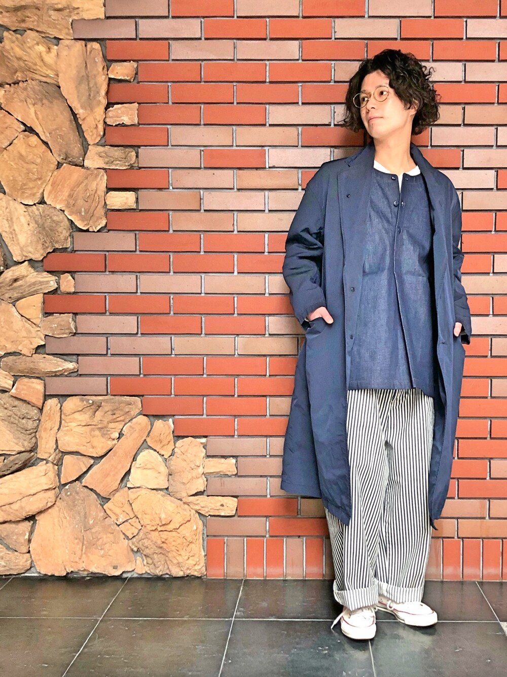ブルー系のシャツ/ブラウス、ブルー系のジャケット/アウター、ブルー系のパンツを着用したメンズの春コーディネートの1枚目の写真