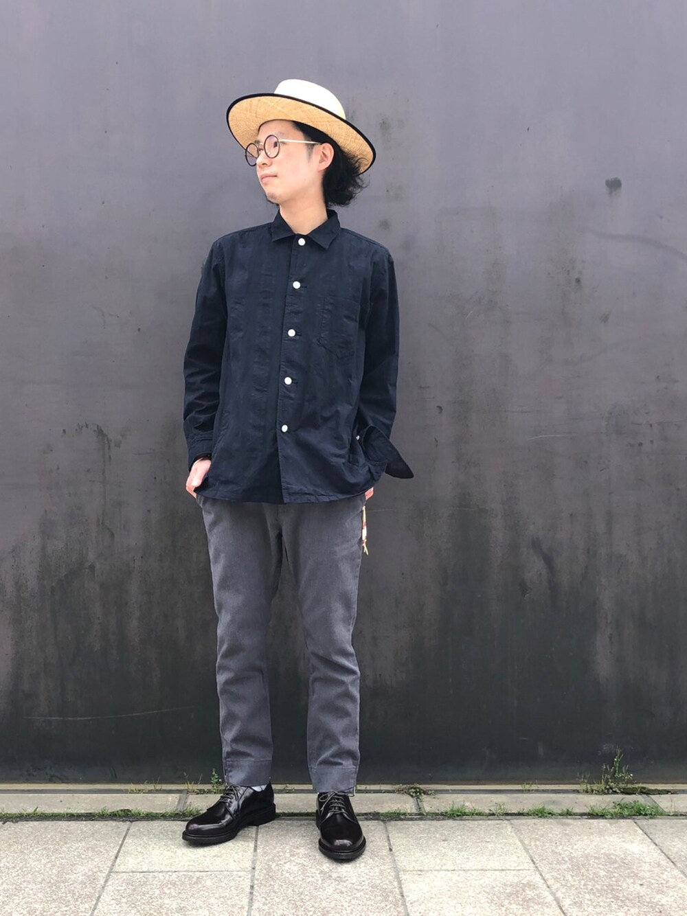 ブルー系のシャツ/ブラウス、グレー系のチノパンツ、ブラック系のドレスシューズを着用したメンズの春コーディネートの1枚目の写真