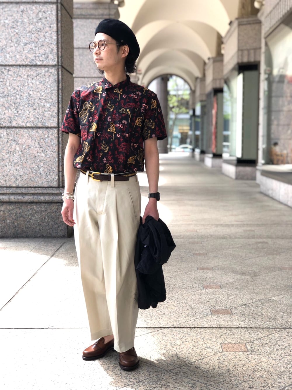 ホワイト系のパンツ、ブラック系のジャケット/アウター、ブラウン系のローファーを着用したメンズの春コーディネートの1枚目の写真