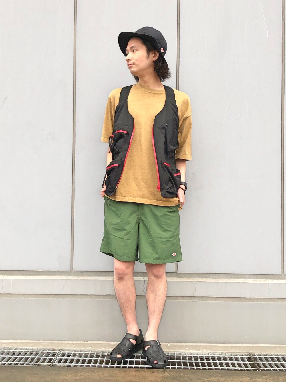 ベージュ系のTシャツ/カットソー、ブラック系のベスト、グリーン系のその他パンツを着用したメンズの夏コーディネートの1枚目の写真