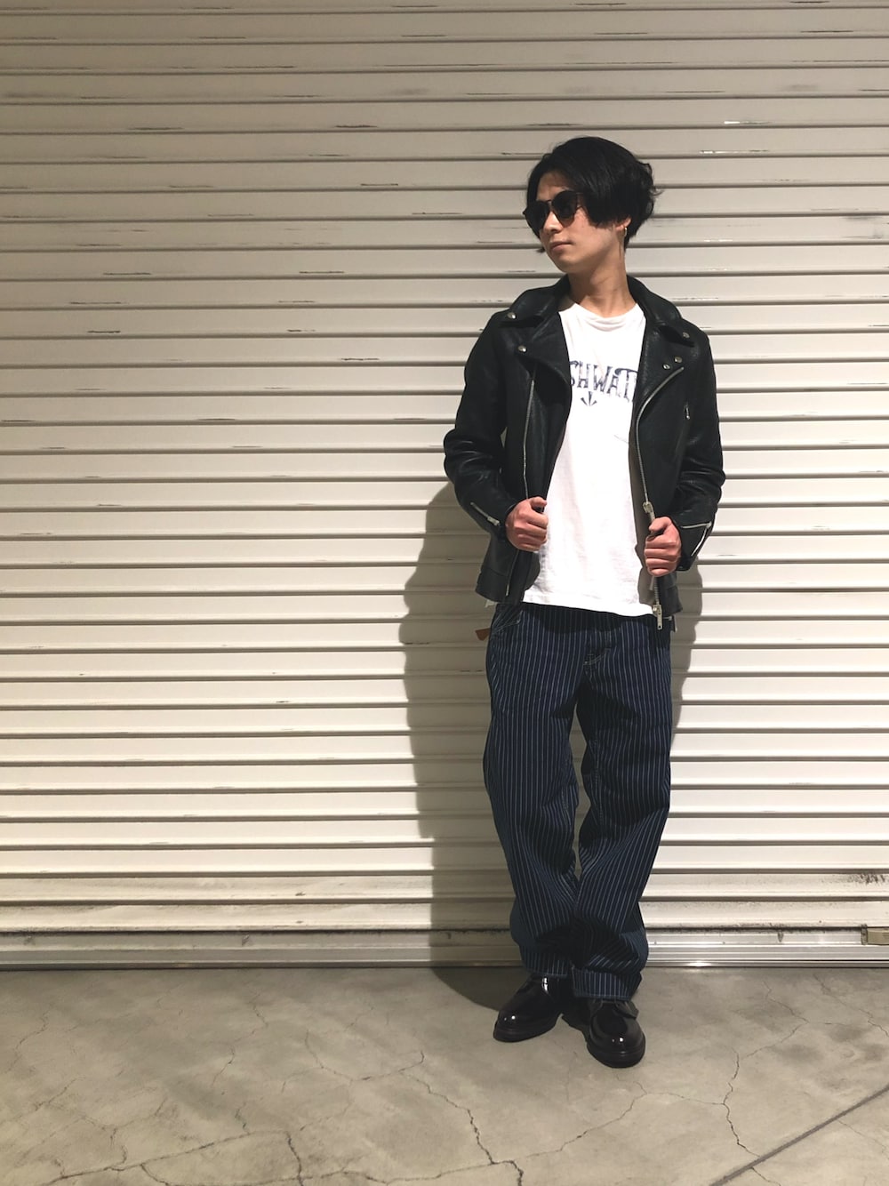 「uncut bound、レザー、レザージャケット、ウォバッシュ、SCHOTT、サングラス、レザーシューズ、モード、太めのパンツ、札幌」｜「GLITCHのGLITCH(グリッチ)　LEEDS　サングラス（サングラス、ブラック系）」を使った、HIRATSUKAさん（メンズ・167cm）の夏コーディネートの1枚目の写真