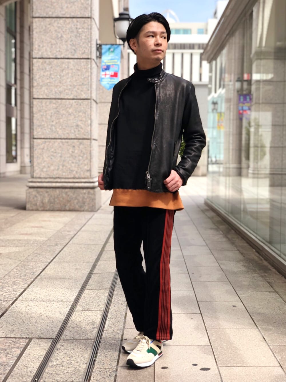 「ニットコーデ、タートルネック、レザー、トラックパンツ、NEEDLES、ハイネック、ブラックコーデ、レザージャケット、uncut bound、オレンジ」｜「H.UNIT STORE LABELのアイテム（トップス、ブラック系）」を使った、HIRATSUKAさん（メンズ・167cm）の秋コーディネートの1枚目の写真