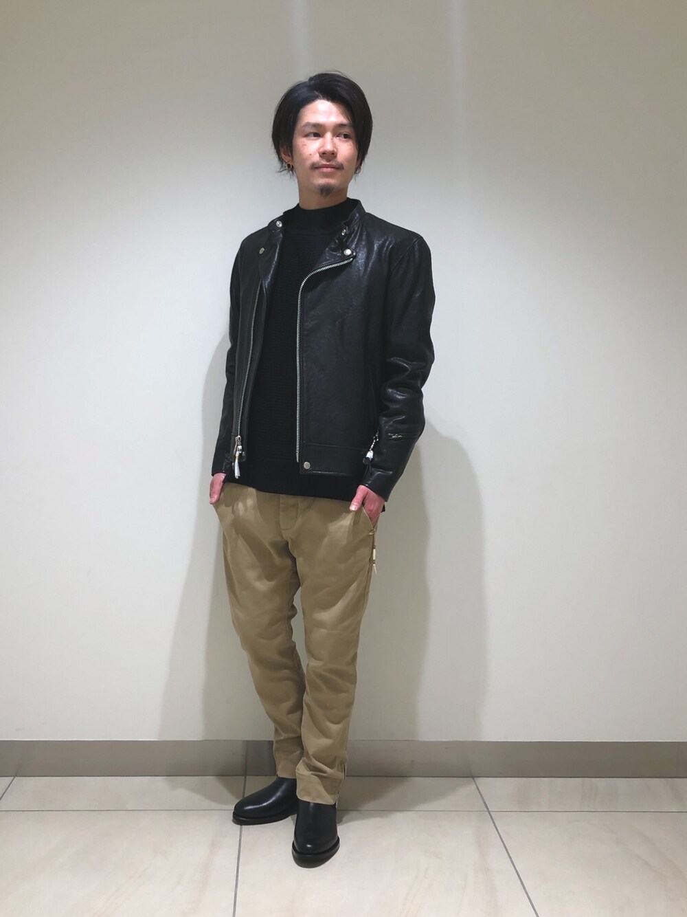 「レザー、レザージャケット、チノパン、uncut bound、SCHOTT、ニット、モックネック、大人カジュアル、秋、Dickies」｜「REMI RELIEFの【REMI RELIEF×Schott×Uncut Bound】ライダースジャケット（ライダースジャケット、ブラック系）」を使った、HIRATSUKAさん（メンズ・167cm）の秋コーディネートの1枚目の写真