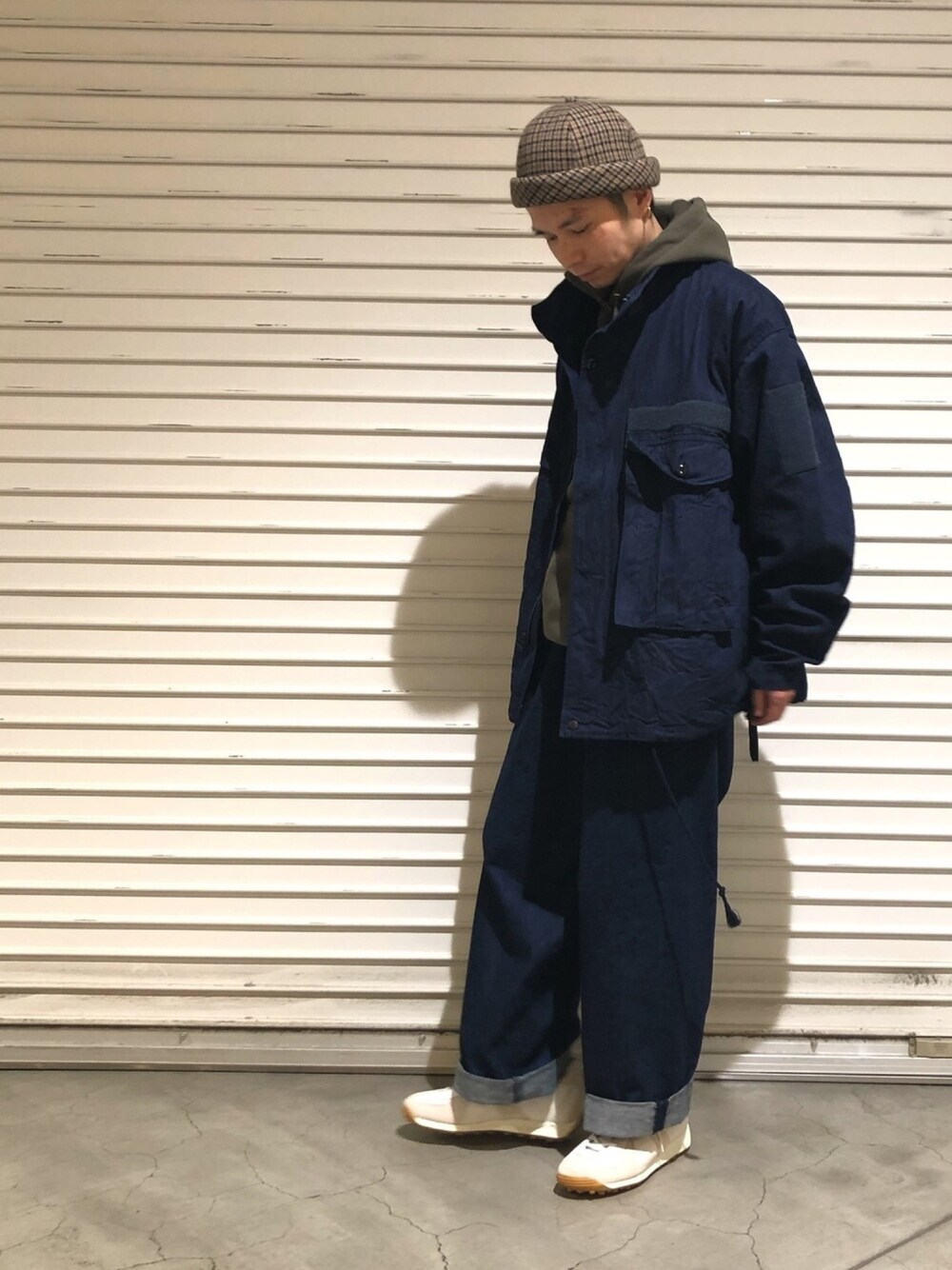 ブルー系のブルゾン、ホワイト系のスニーカー、ブルー系のパンツを着用したメンズの秋コーディネートの1枚目の写真