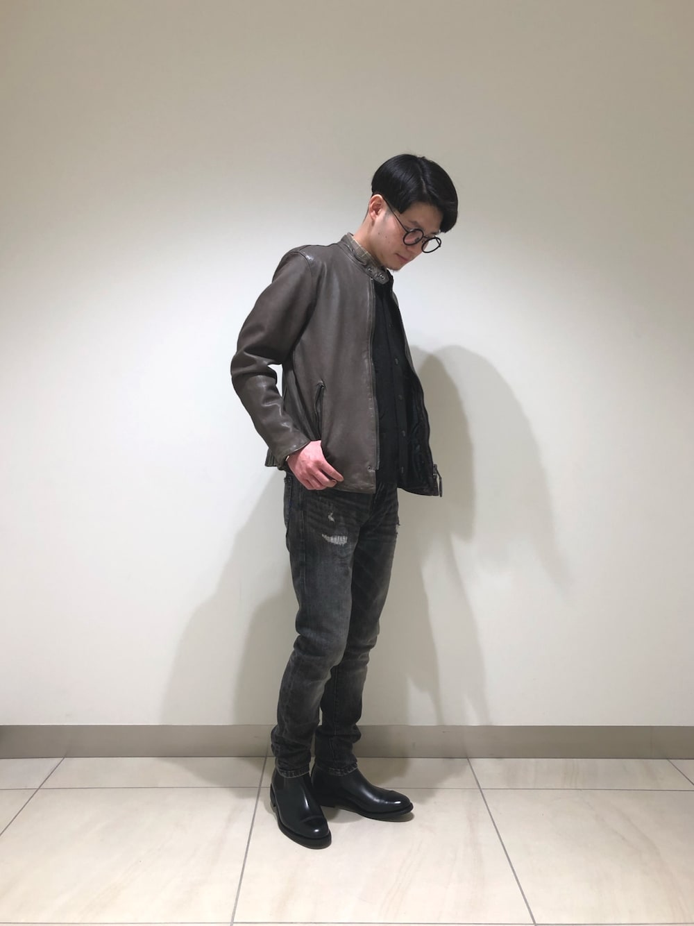 「uncut bound、グレー、メガネ男子、レザージャケット、レザー、サイドゴアブーツ、サイドゴア、ワッフル、札幌、シングルライダース」｜「GLITCHのGLITCH(グリッチ)  EIGHT ｸﾘｱﾚﾝｽﾞ（サングラス、ブラック系）」を使った、HIRATSUKAさん（メンズ・167cm）の冬コーディネートの1枚目の写真