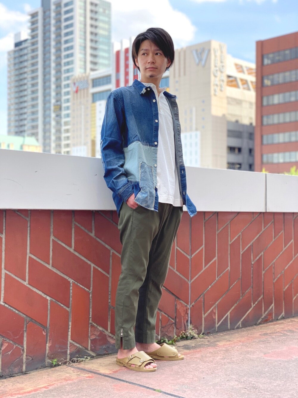 ブルー系のシャツ/ブラウス、ホワイト系のTシャツ/カットソー、グリーン系のチノパンツを着用したメンズの夏コーディネートの1枚目の写真