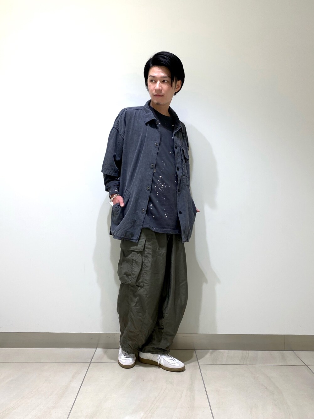ブラック系のカーディガン/ボレロ、ブラック系のTシャツ/カットソー、グリーン系のパンツを着用したメンズの夏コーディネートの1枚目の写真