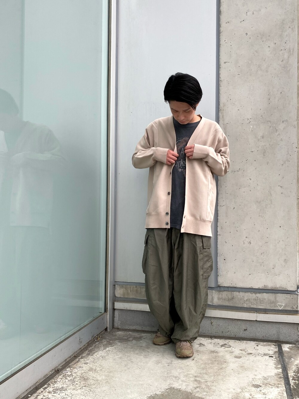 グレー系のカーディガン/ボレロ、ブラック系のTシャツ/カットソー、グリーン系のパンツを着用したメンズの夏コーディネートの1枚目の写真