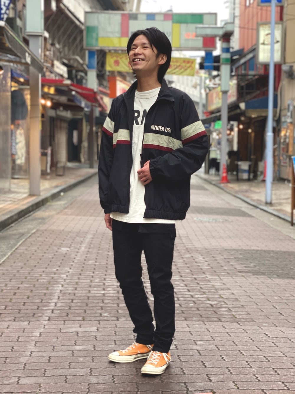 黒カーゴ×白スウェットでつくる抜け感のある大人のリラックスコーデ