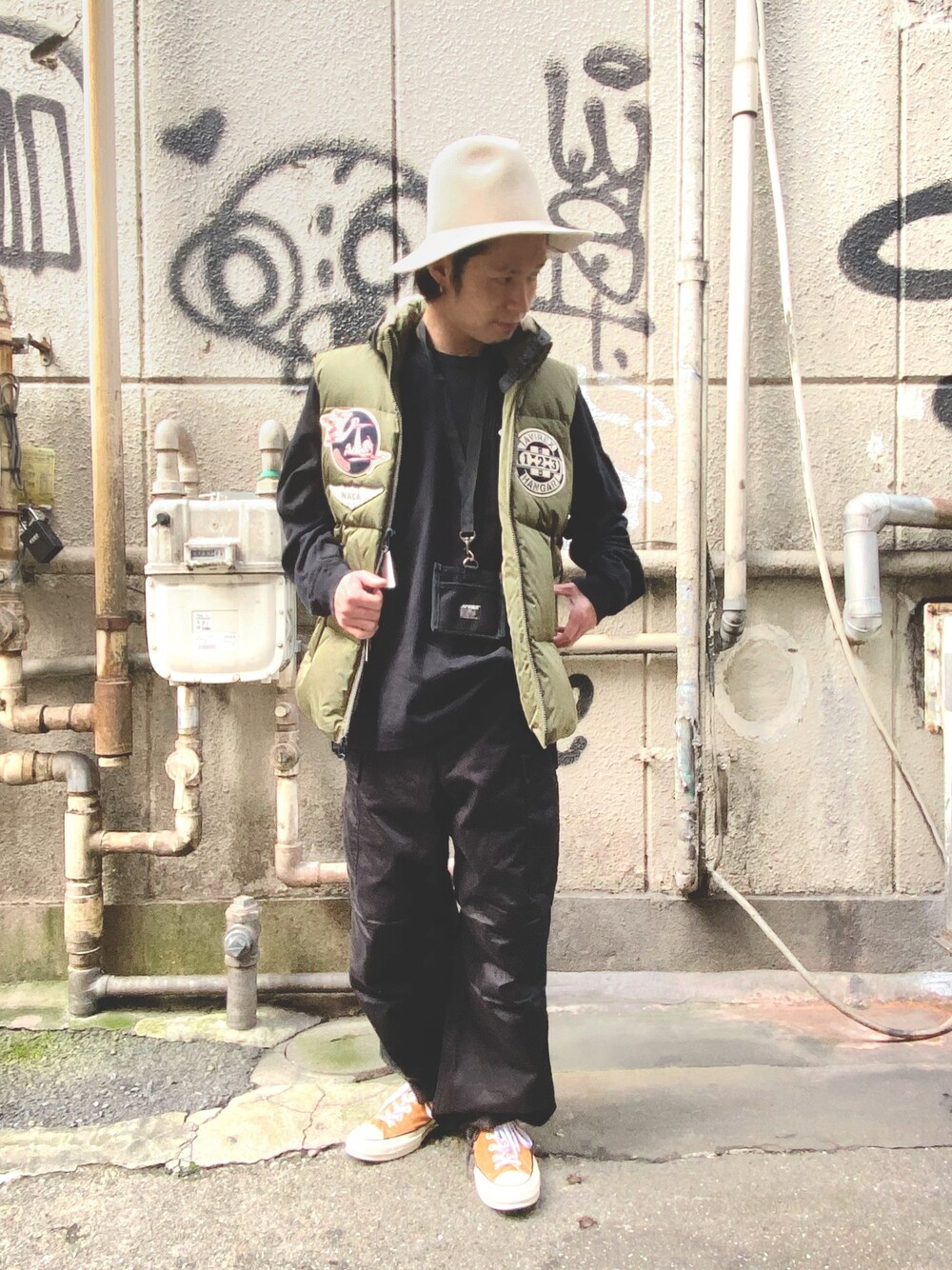 ブラック系のTシャツ/カットソー、グリーン系のジャケット/アウター、ブラック系のその他パンツを着用したメンズの秋コーディネートの1枚目の写真