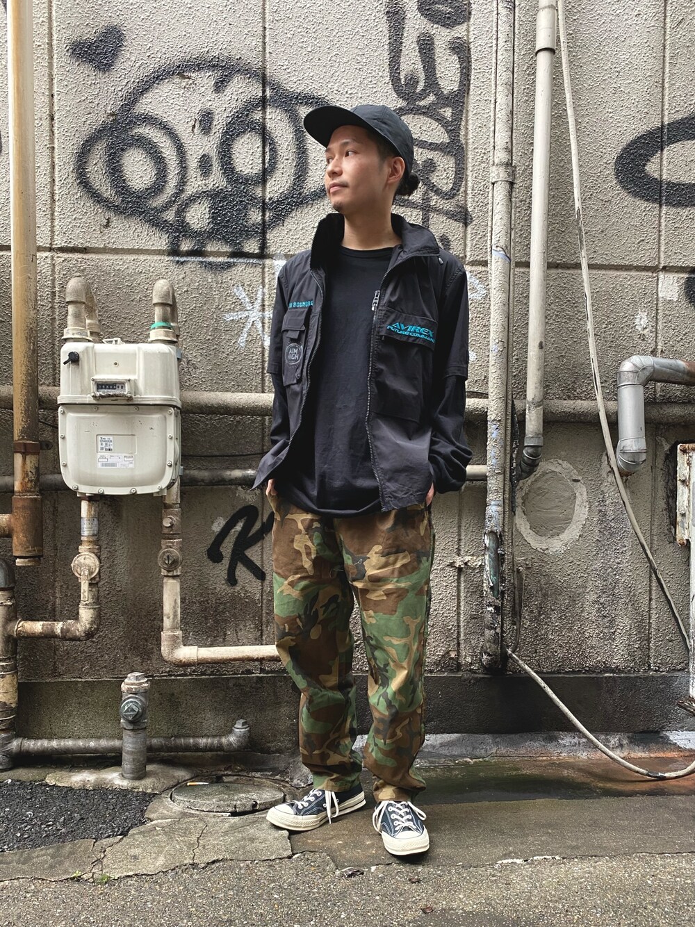 ブラック系のシャツ/ブラウス、ブラック系のTシャツ/カットソー、その他のその他パンツを着用したメンズの春コーディネートの1枚目の写真