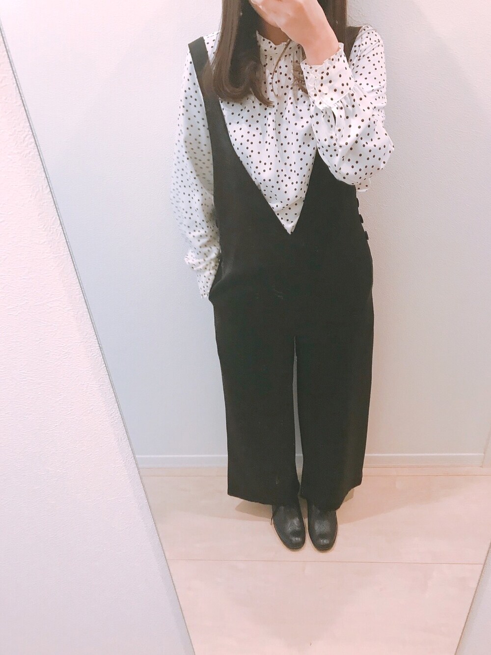 「ootd、fasion、OL、大人カジュアル、パンツスタイル、モノトーンコーデ、ドット、オールインワン」｜「DEICYのダブルクロスサロペット （つなぎ/オールインワン、ブラック系）」を使った、Reiさん（レディース・157cm）の冬コーディネートの1枚目の写真