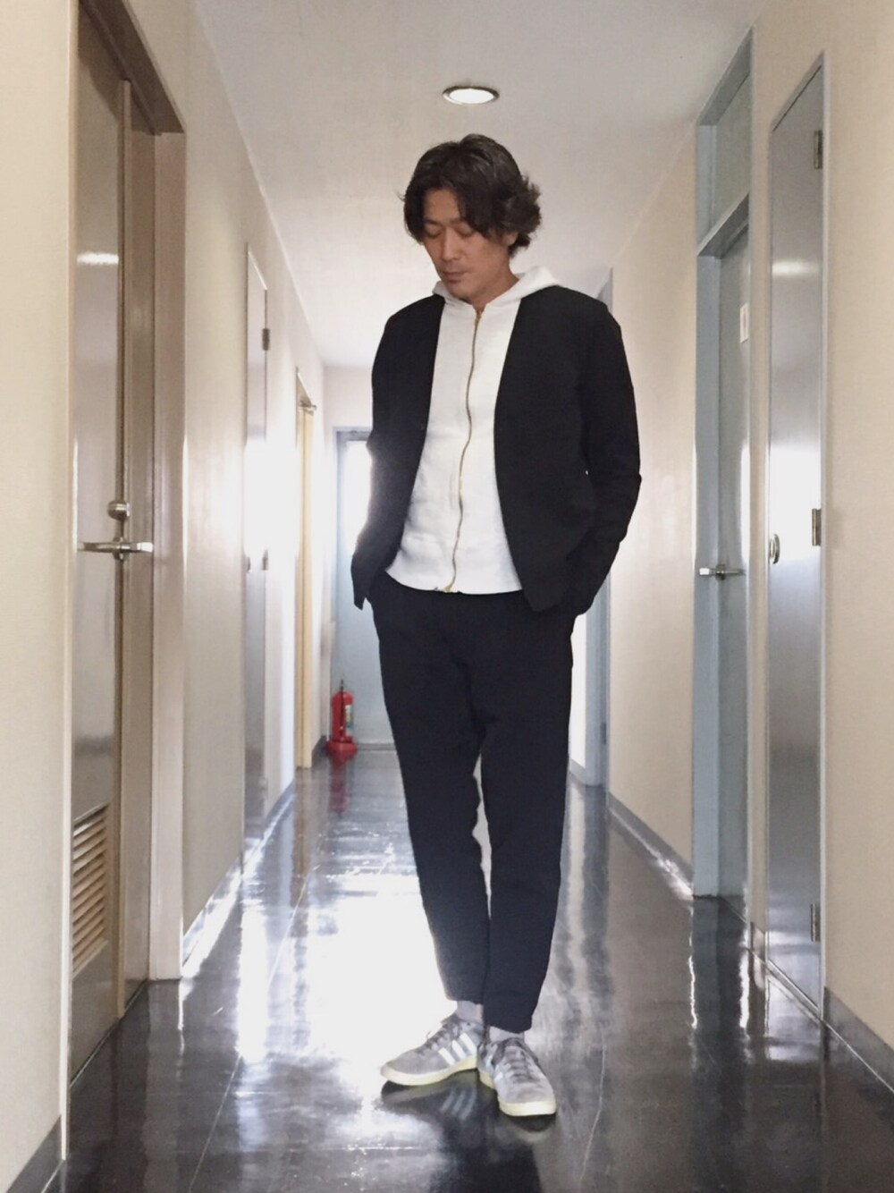 「adidasのアイテム（スニーカー、グレー系）」を使った、jumpeiさん（メンズ・172cm）の春コーディネートの1枚目の写真