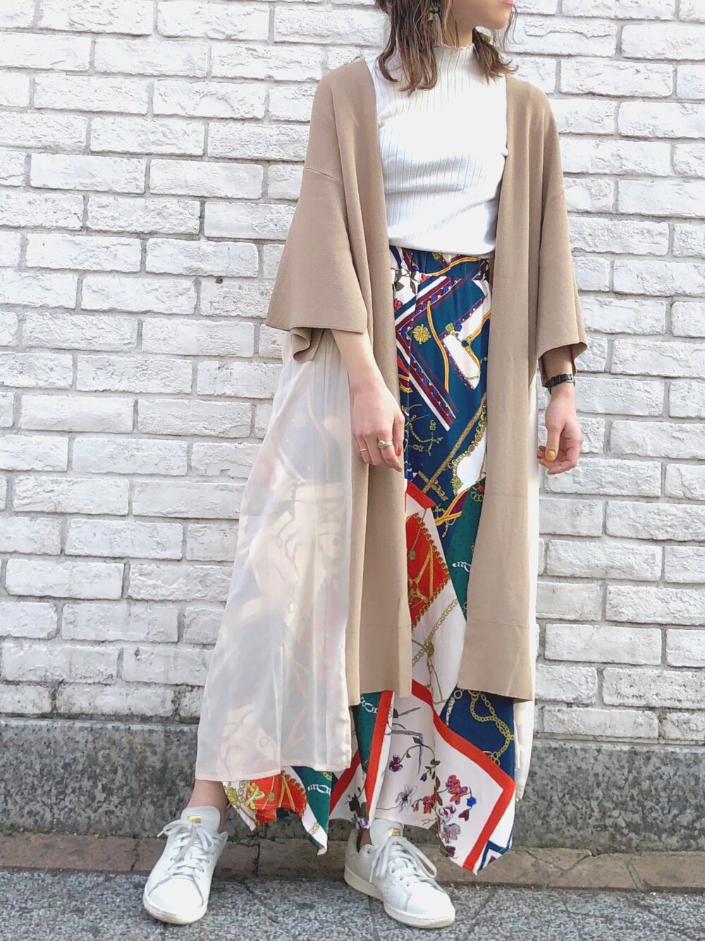 「ベージュコーデ、春夏コーデ、大人カジュアル、ラフ、スカート、スニーカーコーデ、カーディガン、スカーフ柄、OSMOSIS」｜「OSMOSISのバックプリーツニットカーディガン（カーディガン/ボレロ、ベージュ系）」を使った、MIKIさん（レディース・158cm）の春コーディネートの1枚目の写真