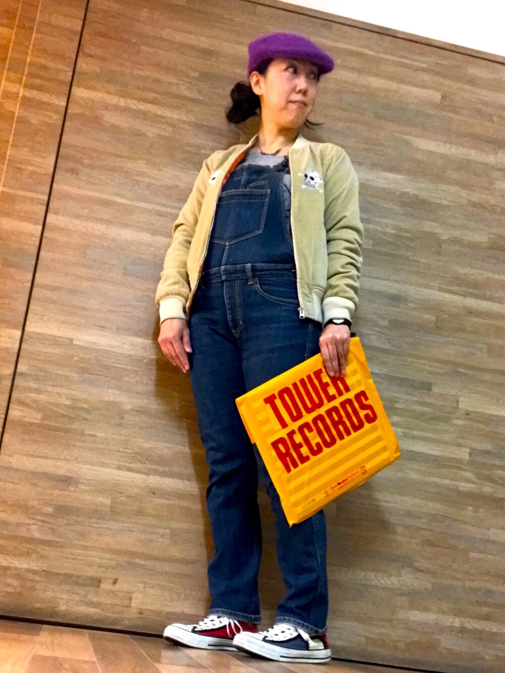 「ハンチング、オーバーオール、ramones、ドクロ、スカジャン、スカジャン女子、モンドリアン、レコード、レコード女子、タワーレコード」｜「SUPER LOVERSのアイテム（スカジャン、ベージュ系）」を使った、イトシノエリーさん（レディース・158cm）の春コーディネートの1枚目の写真