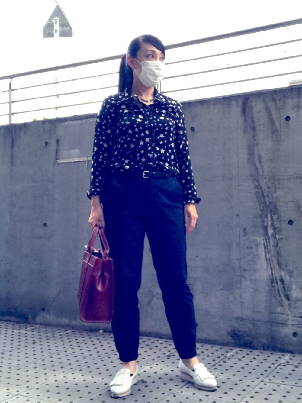 「星柄、柄シャツ、オトナカジュアル、UNIQLO、オトナ女子、オフィスカジュアル、ｱﾅｯﾌﾟ、ジョガーパンツ、シンプル、シャツ好き集まれ」｜「ANAPのアイテム（シャツ/ブラウス、ブラック系）」を使った、イトシノエリーさん（レディース・158cm）の夏コーディネートの1枚目の写真