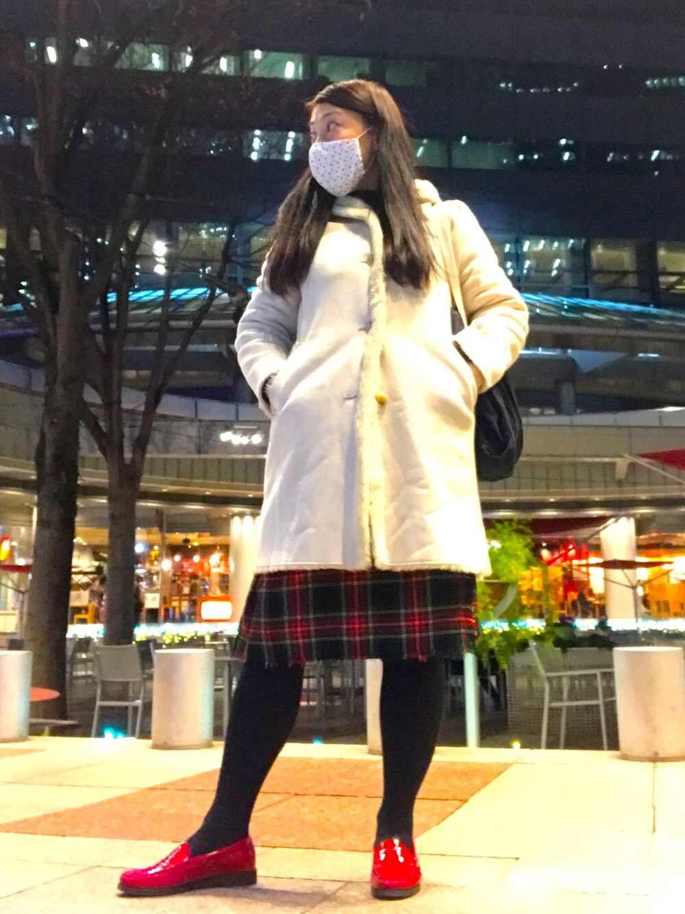 「UNIQLO、ユニクロ、ベージュコート、モコモコアウター、ローファー、赤い靴、ヒートテック、ヒートテックタイツ」｜「UNIQLOのムートンタッチフーデットコート（その他アウター、ベージュ系）」を使った、イトシノエリーさん（レディース・158cm）の冬コーディネートの1枚目の写真