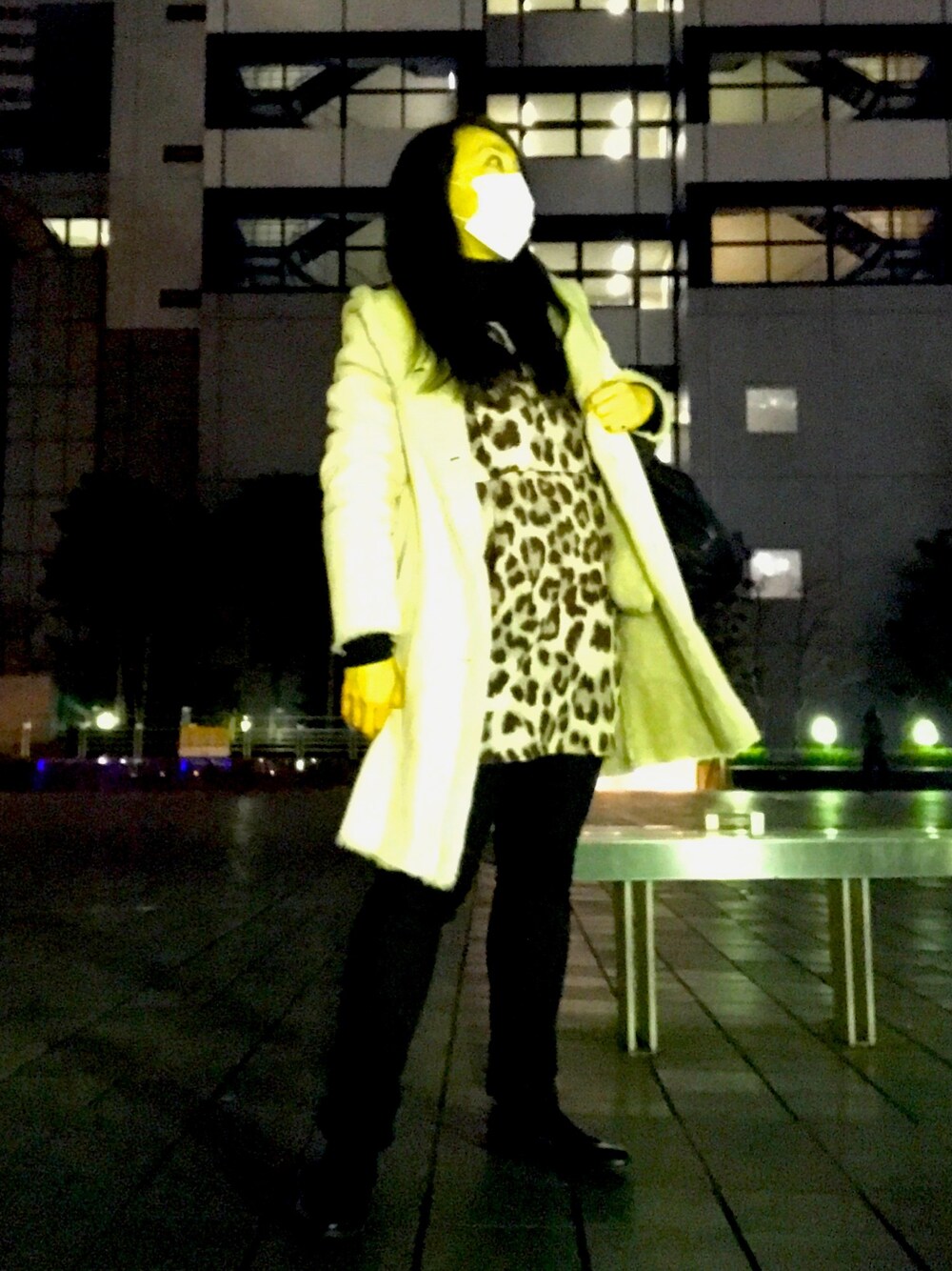 「ひょう柄、ニットワンピース、大人カジュアル、オトナ女子、ペタンコ靴、ユニクロ、オトナカジュアル、ベージュコート、モコモコアウター」｜「UNIQLOのムートンタッチフーデットコート（その他アウター、ベージュ系）」を使った、イトシノエリーさん（レディース・158cm）の冬コーディネートの1枚目の写真