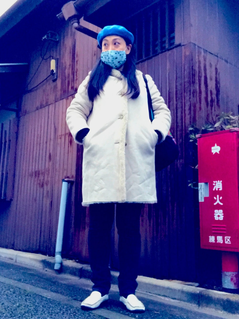 「ベレー帽、ユニクロ、冬コーデ、ベージュコート、シンプル、パンツスタイル、ラクチンコーデ、UNIQLO」｜「UNIQLOのムートンタッチフーデットコート（その他アウター、ベージュ系）」を使った、イトシノエリーさん（レディース・158cm）の冬コーディネートの1枚目の写真