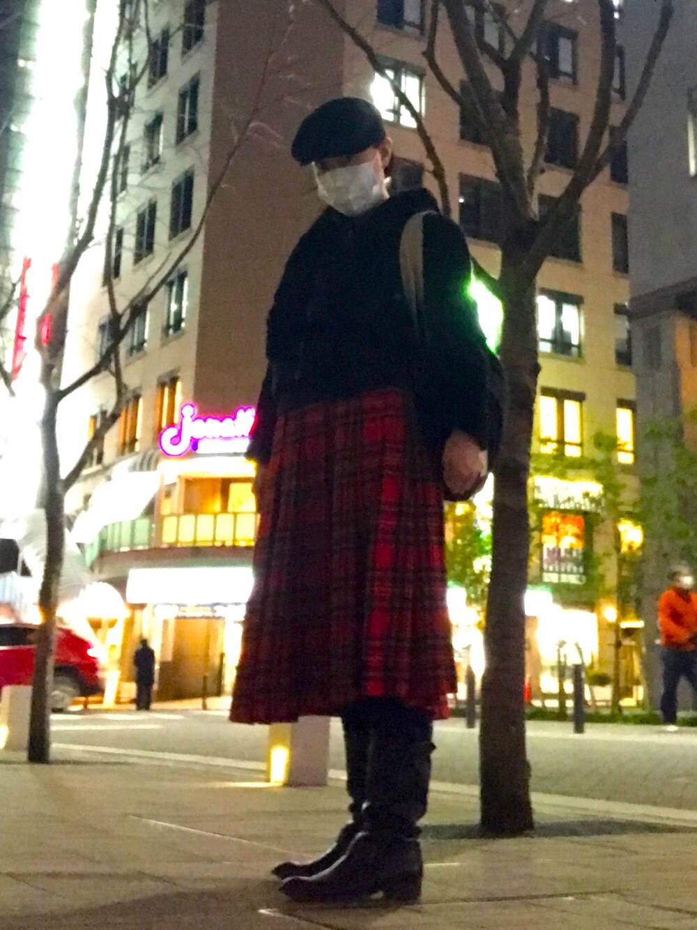 「タータンチェック、タータンチェックスカート、ロングスカート、赤×黒、ハンチング、オトナ女子、大人女子」｜「UNIQLOのアイテム（ハンチング/ベレー帽、ブラック系）」を使った、イトシノエリーさん（レディース・158cm）の春コーディネートの1枚目の写真