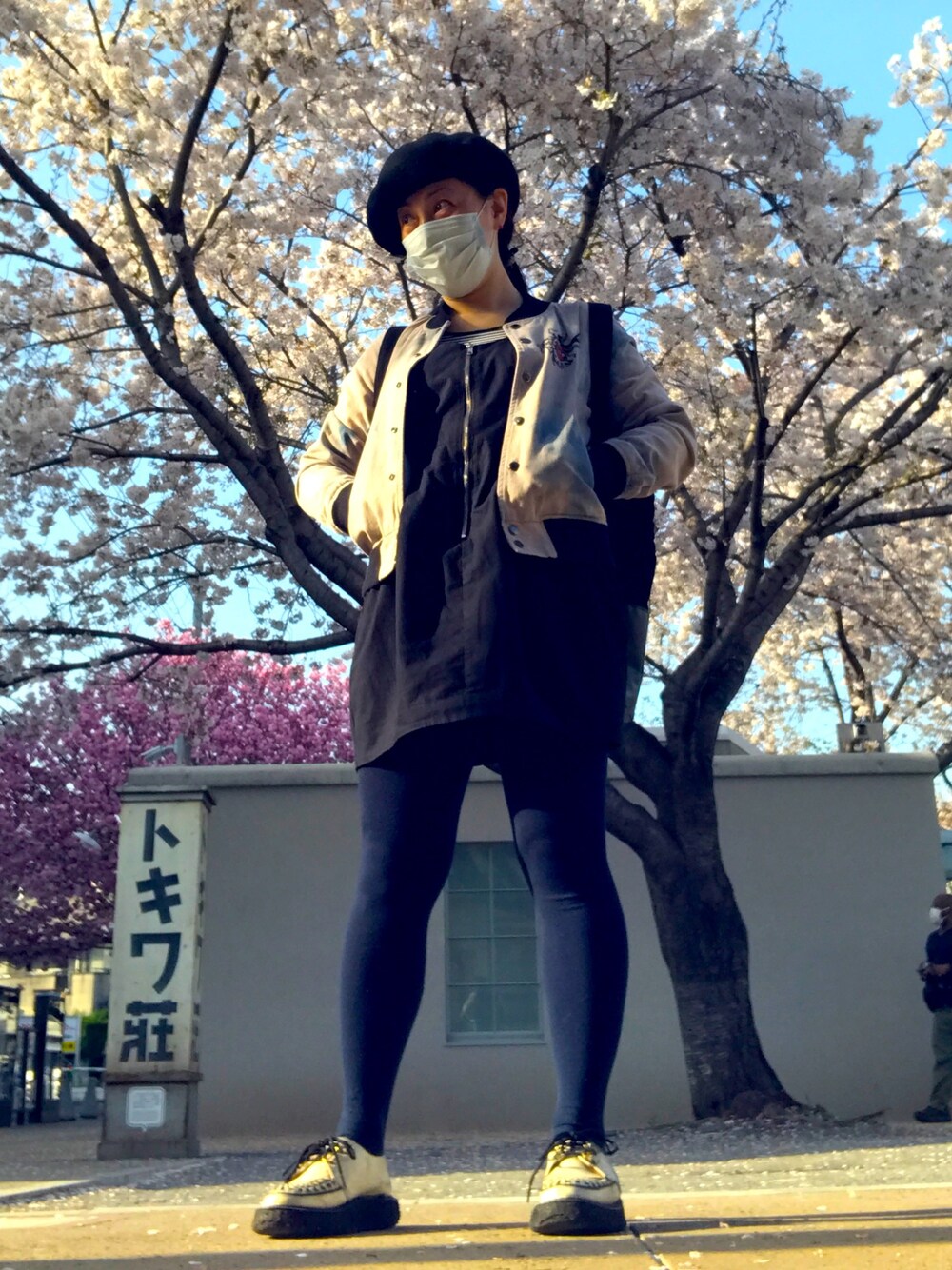 「オトナ女子、ベレー帽、ラバーソール、ジョージコックス、ミニスカート、H&M、桜、ミニワンピ」｜「H&Mのアイテム（ワンピース、ブラック系）」を使った、イトシノエリーさん（レディース・158cm）の春コーディネートの1枚目の写真