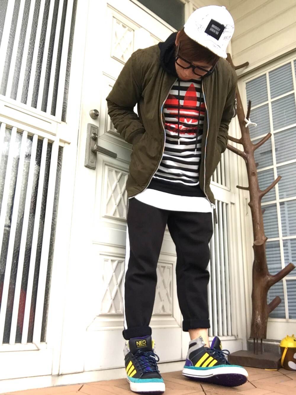 「ロールアップ、サングラス、春コーデ、ストリート、アディダス、WEGO、H&M、ボーダー」｜「H&M DIVIDEDのアイテム（キャップ、ホワイト系）」を使った、タックタクミンさん（メンズ・172cm）の春コーディネートの1枚目の写真