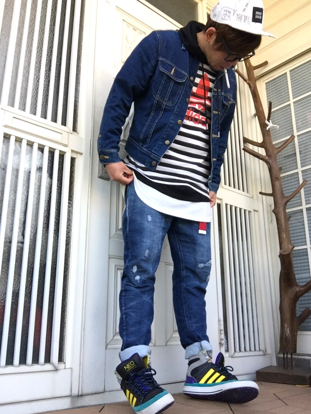 「春、ロールアップ、サングラス、ストリート、デニム、adidas、しまむら、ボーダー」｜「H&M DIVIDEDのアイテム（キャップ、ホワイト系）」を使った、タックタクミンさん（メンズ・172cm）の春コーディネートの1枚目の写真
