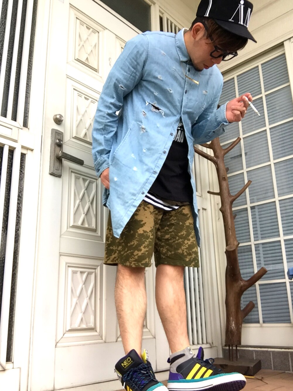 「street、デニムシャツ、ショートパンツ、ダメージデニム、アディダス」｜「BOWLLER HATのアイテム（キャップ、ブラック系）」を使った、タックタクミンさん（メンズ・172cm）の春コーディネートの1枚目の写真