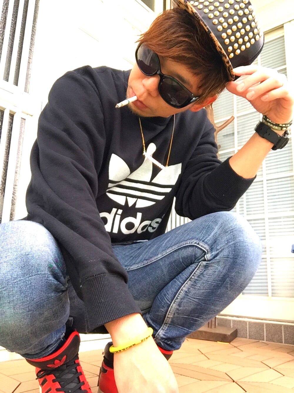 「streetstyle、ゴールドアクセ、スタッズ、アディダス、韓国ファッション」｜「スタッズキャップのアイテム（キャップ、ブラック系）」を使った、タックタクミンさん（メンズ・172cm）の春コーディネートの1枚目の写真