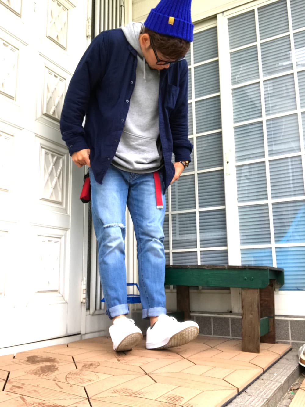 「秋コーデ、シンプルコーデ、秋、デニム、オトナカジュアル、スキニーデニム、UNIQLO、スウェット、カジュアルコーデ」｜「古着屋購入のアイテム（ニットキャップ/ビーニー、ブルー系）」を使った、タックタクミンさん（メンズ・172cm）の秋コーディネートの1枚目の写真