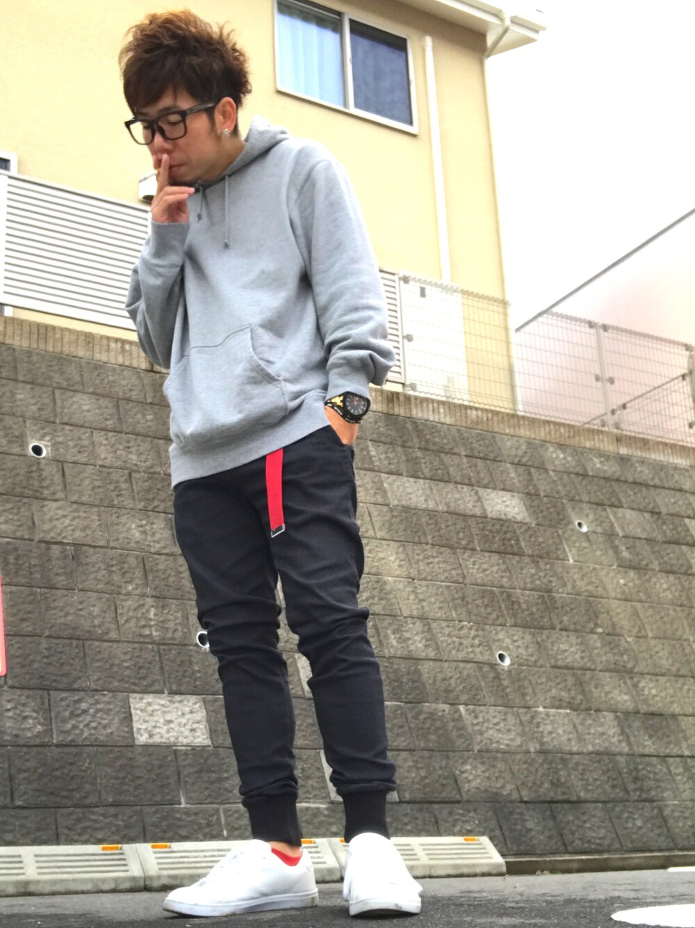 「カジュアルコーデ、秋冬、シンプル、アディダス、adidas、パーカー、ジョガーパンツ、ZARA、UNIQLO、WEGO」｜「UNIQLOのスウェットプルパーカ（長袖）（パーカー、グレー系）」を使った、タックタクミンさん（メンズ・172cm）の秋コーディネートの1枚目の写真