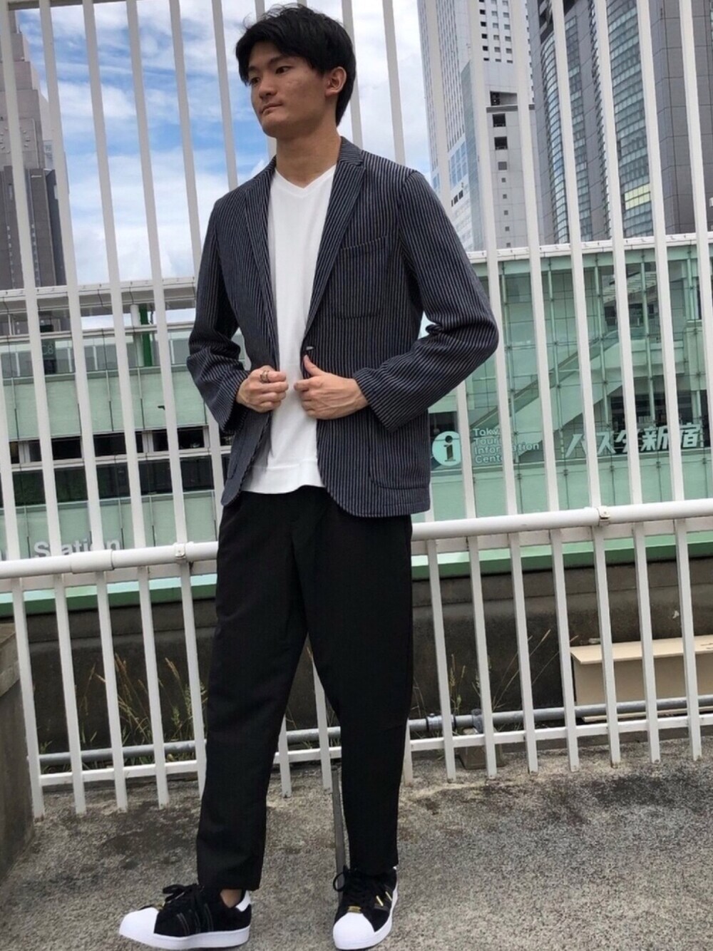 「スニーカー、ジャケット、adidas、モノトーン、大人カジュアル、キレイめ、ナノユニバース、ジャケットスタイル、サマースタイル、nanouniverse」｜「NANO universeのN jacke ストライプドビージャケット（テーラードジャケット、グレー系）」を使った、nano・universeルミネ新宿 Mensさん（メンズ・185cm）の夏コーディネートの1枚目の写真
