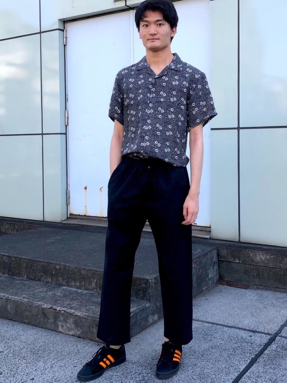 「春夏コーデ、ナノユニバース、nanouniverse、カジュアルコーデ、summer style、大人カジュアル、夏コーデ、柄シャツ、mensfashion、お洒落さんとつながりたい」｜「NANO universeの綿麻スーパーライトイージーパンツ９L（その他パンツ、ブラック系）」を使った、nano・universeルミネ新宿 Mensさん（メンズ・170cm）の夏コーディネートの1枚目の写真