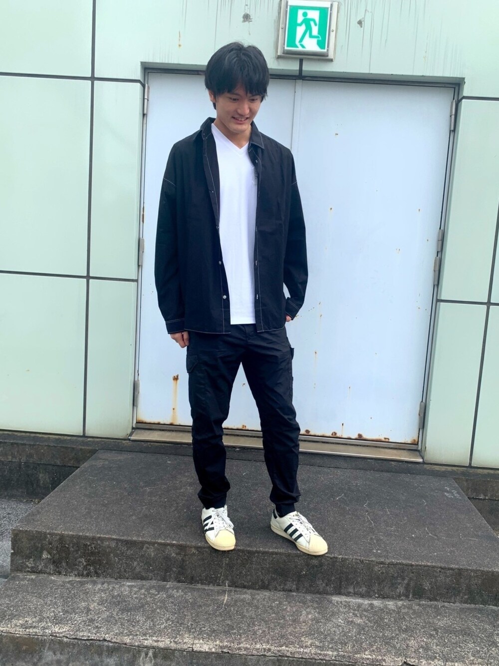 「夏コーデ、おしゃれさんと繋がりたい、シンプルコーデ、Tシャツ、スニーカー、モノトーン、モノトーンコーデ、ナノユニバース、汗染み防止、AntiSoaked」｜「NANO universeの大人のワイドシャツ レギュラーカラー KYOTO（シャツ/ブラウス、ブラック系）」を使った、nano・universeルミネ新宿 Mensさん（メンズ・181cm）の夏コーディネートの1枚目の写真