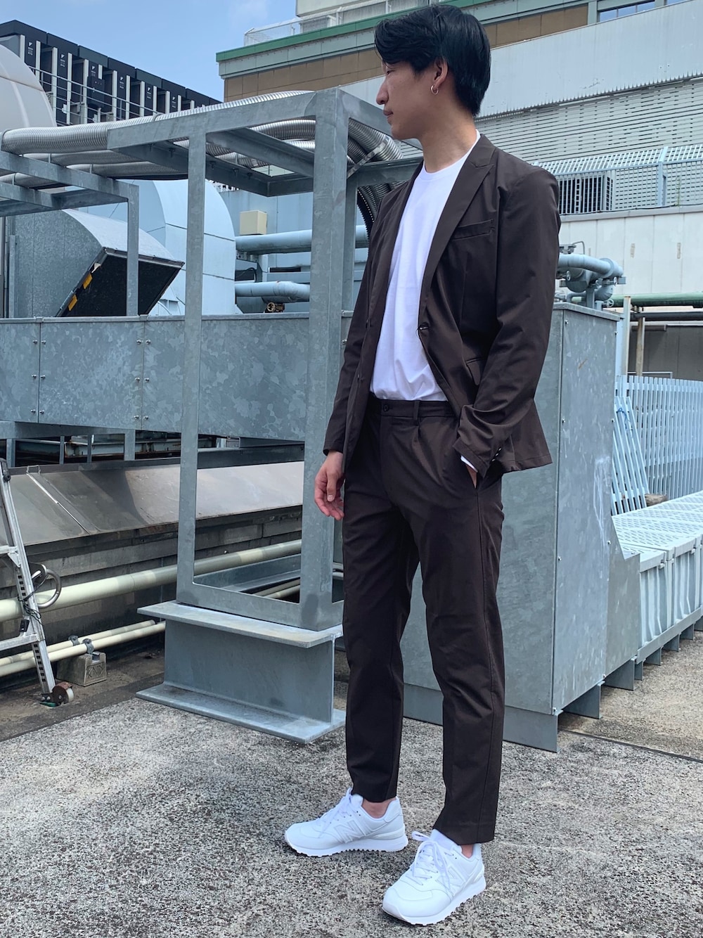 「シンプルコーデ、メンズコーデ、秋のコーデ、白スニーカー、ジャケット、セットアップ、ブラウン、白Tシャツ、nanouniverse、ナノユニバース」｜「NANO universeのダメリーノSOLOTEX 4WAY ストレッチセットアップ（セットアップ、ブラウン系）」を使った、nano・universeルミネ新宿 Mensさん（メンズ・183cm）の夏コーディネートの1枚目の写真