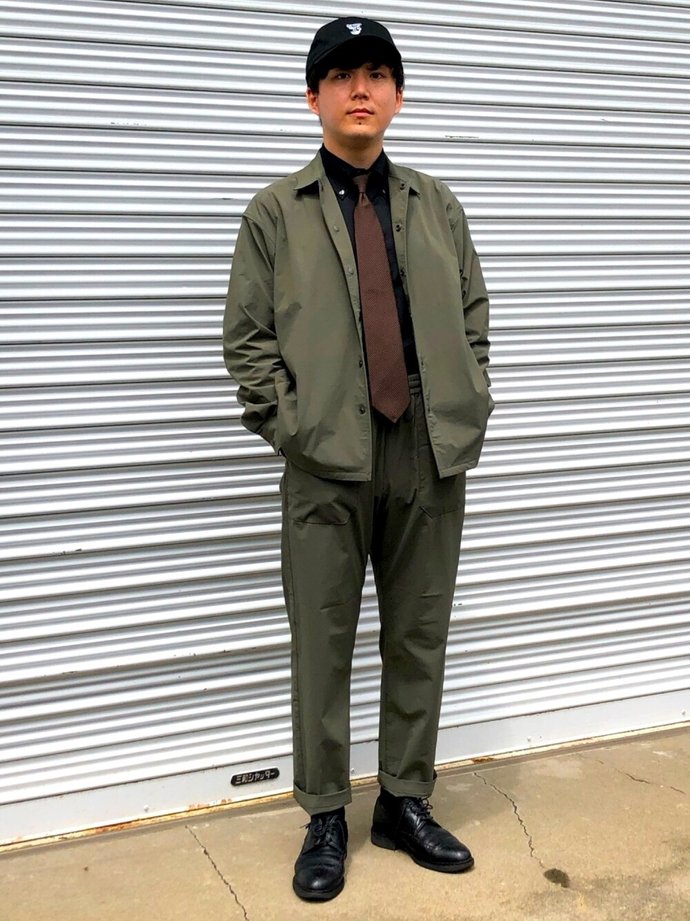 「ナノユニバース、セットアップ、セットアップスタイル、秋のコーデ、リラックススタイル、キャップ、大人カジュアル、きれいめカジュアル、キレイめ、お洒落さんとつながりたい」｜「NANO universeのコーデュラ イージーセットアップ（その他アウター、グリーン系）」を使った、nano・universeルミネ新宿 Mensさん（メンズ・175cm）の秋コーディネートの1枚目の写真