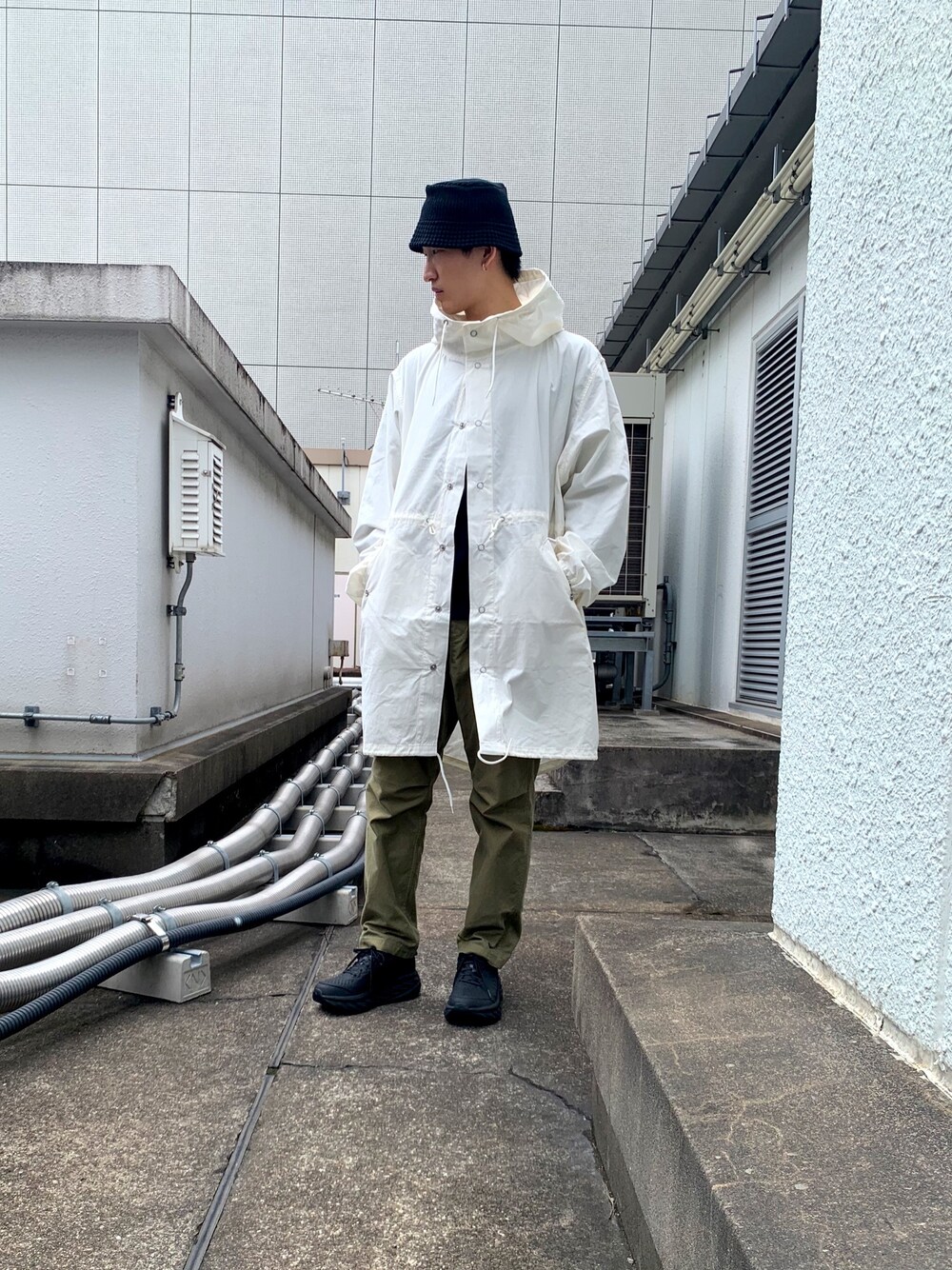 「秋コーデ、スニーカーコーデ、秋服、ミリタリー、スノーパーカー、カーゴパンツ、おしゃれさんと繋がりたい、大人カジュアル、ナノユニバース、nanouniverse」｜「NANO universeのスノーパーカー（モッズコート、ホワイト系）」を使った、nano・universeルミネ新宿 Mensさん（メンズ・184cm）の秋コーディネートの1枚目の写真