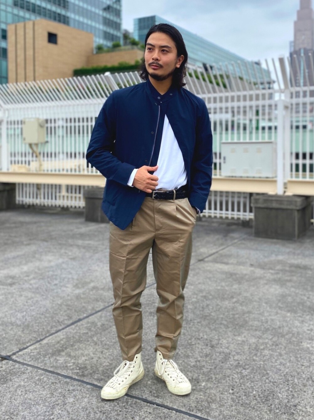 「nanouniverse、ナノユニバース、mens fashion、fashion、apparel、TOKYO、ルミネエスト新宿、ootd、タックイン、タックインコーデ」｜「NANO universeのトランスフォームブルゾン（ブルゾン、ブルー系）」を使った、nano・universeルミネ新宿 Mensさん（メンズ・174cm）の秋コーディネートの1枚目の写真