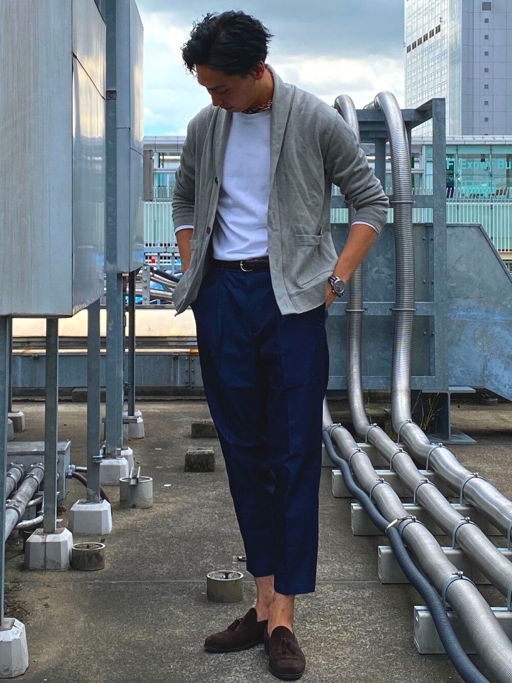 「大人カジュアル、秋コーデ、ナノユニバース(nano･universe)、ナノユニバース、ナノ・ユニバース、mens fashion、fashion、apparel、apparel staff、outfit」｜「NANO universeの思いきり洗えるニット ショールカーディガン（カーディガン/ボレロ、グレー系）」を使った、nano・universeルミネ新宿 Mensさん（メンズ・170cm）の秋コーディネートの1枚目の写真