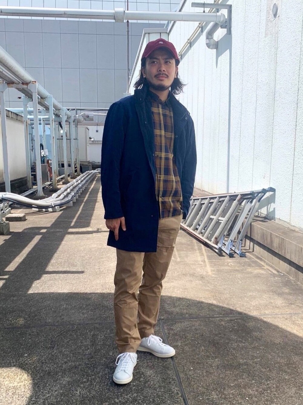 「ナノユニバース、ナノユニバース(nano･universe)、コート、ストリート、スニーカー、新宿、カジュアル、ootd、秋のコーデ、キャップ」｜「NANO universeのノーブルナイロンコート（その他アウター、ブルー系）」を使った、nano・universeルミネ新宿 Mensさん（メンズ・170cm）の秋コーディネートの1枚目の写真