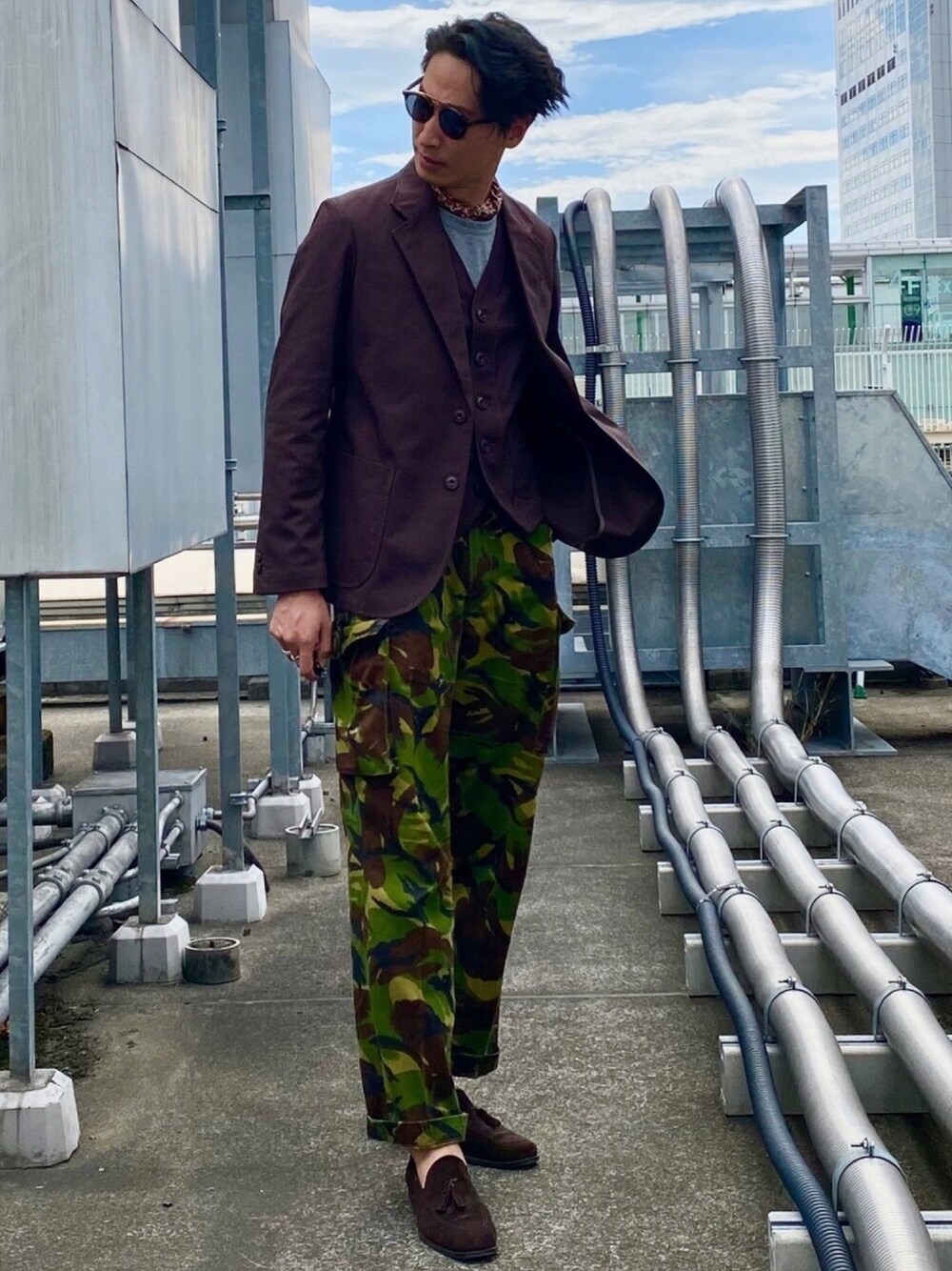 「nanouniverse、ナノユニバース、mens fashion、fashion、TOKYO、ootd、ootdfashion、outfit、mnswr、秋コーデ」｜「NANO universeの別注 FARAH ホップサックジャケット（テーラードジャケット、ブラウン系）」を使った、nano・universeルミネ新宿 Mensさん（メンズ・170cm）の秋コーディネートの1枚目の写真