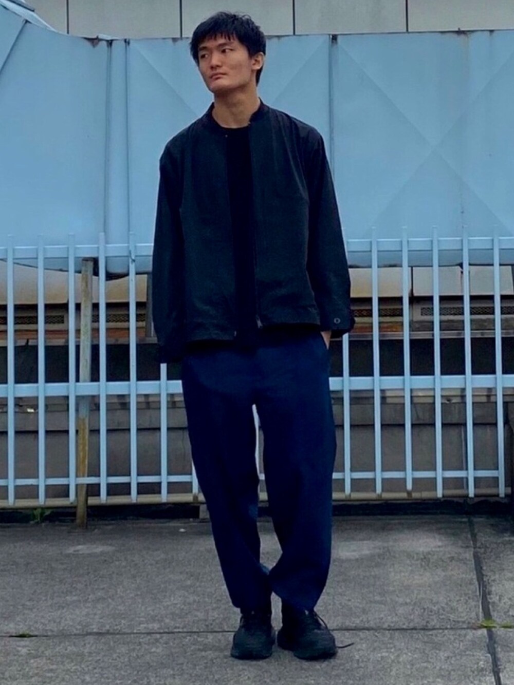 「秋のコーデ、シンプル、オーバーサイズ、nano・universe、ルミネ新宿2、M51、ミリタリージャケット、ootd、mens fashion、秋服準備はじめました」｜「NANO universeのNVy by nano universeM51ライトブルゾン（ブルゾン、ブラック系）」を使った、nano・universeルミネ新宿 Mensさん（メンズ・183cm）の秋コーディネートの1枚目の写真