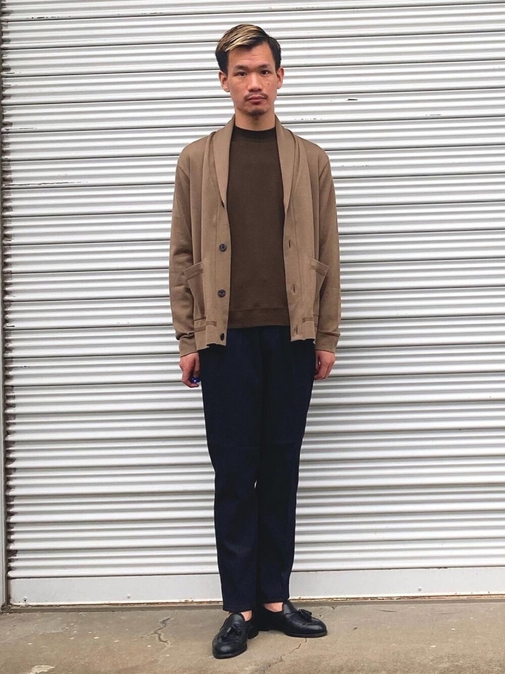 「オトナカジュアル、ナノユニバース、カジュアルコーデ、きれいめカジュアル、休日スタイル、デート、ブラウンコーデ、Wrangler、ローファー、秋のコーデ」｜「NANO universeの思いきり洗えるニット ショールカーディガン（カーディガン/ボレロ、ブラウン系）」を使った、nano・universeルミネ新宿 Mensさん（メンズ・170cm）の秋コーディネートの1枚目の写真