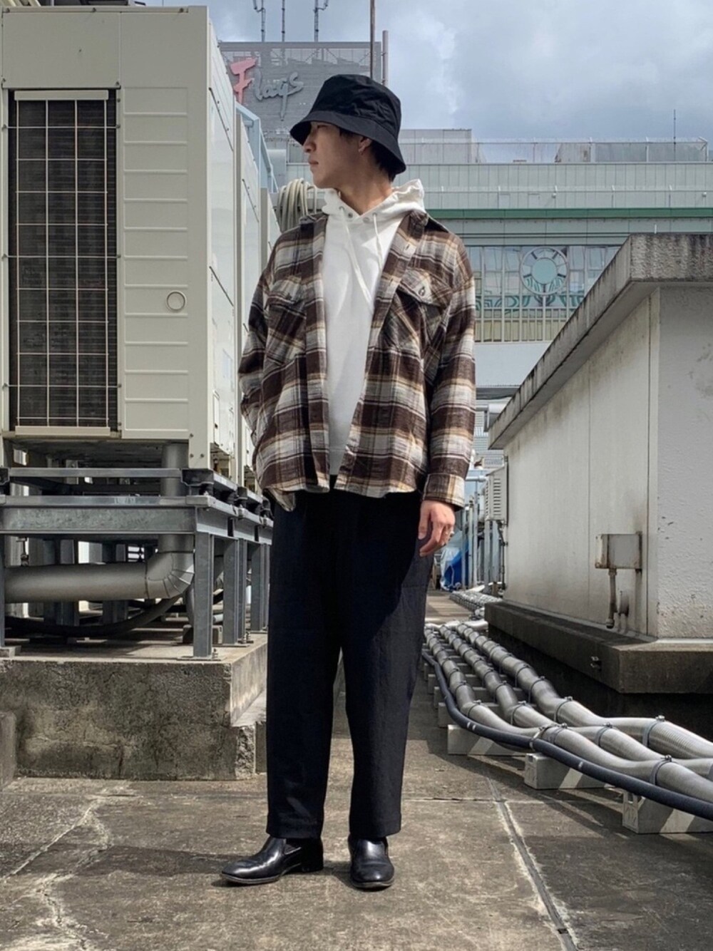 「秋コーデ、ラブアンドピース2020、おしゃれさんと繋がりたい、シンプルコーデ、ゆるコーデ、秋色、ビッグシルエット、秋冬コーデ、秋、nano・universe」｜「ChampionのChampion/別注バックリブラグランプルオーバーフーディー（パーカー、ホワイト系）」を使った、nano・universeルミネ新宿 Mensさん（メンズ・184cm）の秋コーディネートの1枚目の写真