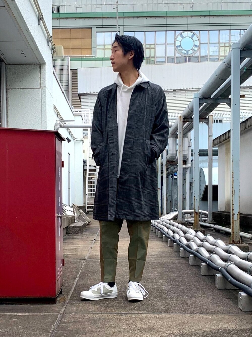 「秋のコーデ、秋服、キレイめ、メンズコーデ、スニーカーコーデ、オトナカジュアル、ナノユニバース、ナノユニバース(nano･universe)、おしゃれさんと繋がりたい、休日スタイル」｜「NANO universeのカーゴポケットプルフーディー（パーカー、ホワイト系）」を使った、nano・universeルミネ新宿 Mensさん（メンズ・170cm）の秋コーディネートの1枚目の写真