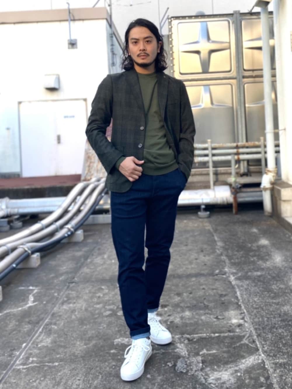「JKT、ジャケット、ジャケットスタイル、ジャケパン、デニム パンツ、ニット、カーキ、ナノユニバース、ナノユニバース(nano･universe)、スニーカーコーデ」｜「NANO universeの毛玉レスニット 12Gラグランクルーネック（ニット/セーター、グリーン系）」を使った、nano・universeルミネ新宿 Mensさん（メンズ・170cm）の秋コーディネートの1枚目の写真