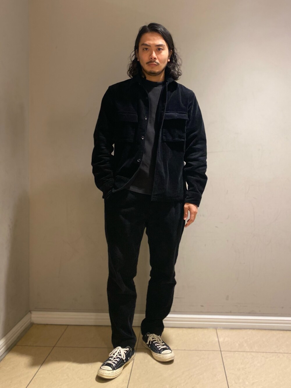 「京都紋付、ナノユニバース、ナノユニバース(nano･universe)、nano・universe、コーデュロイ、ブラックコーデ、ブラックコーディネート、CPOジャケット、セットアップコーデ、converse」｜「NANO universeのコーデュロイCPOブルゾンKYOTO（ブルゾン、ブラック系）」を使った、nano・universeルミネ新宿 Mensさん（メンズ・170cm）の秋コーディネートの1枚目の写真
