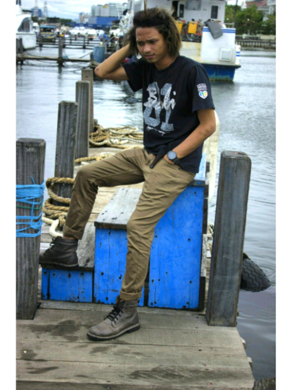 「beach、summer、casual、denim、Chinos、ootd」｜「no brandのアイテム（チノパンツ、ブラウン系）」を使った、Donnydinnoさん（メンズ・181cm）の冬コーディネートの1枚目の写真