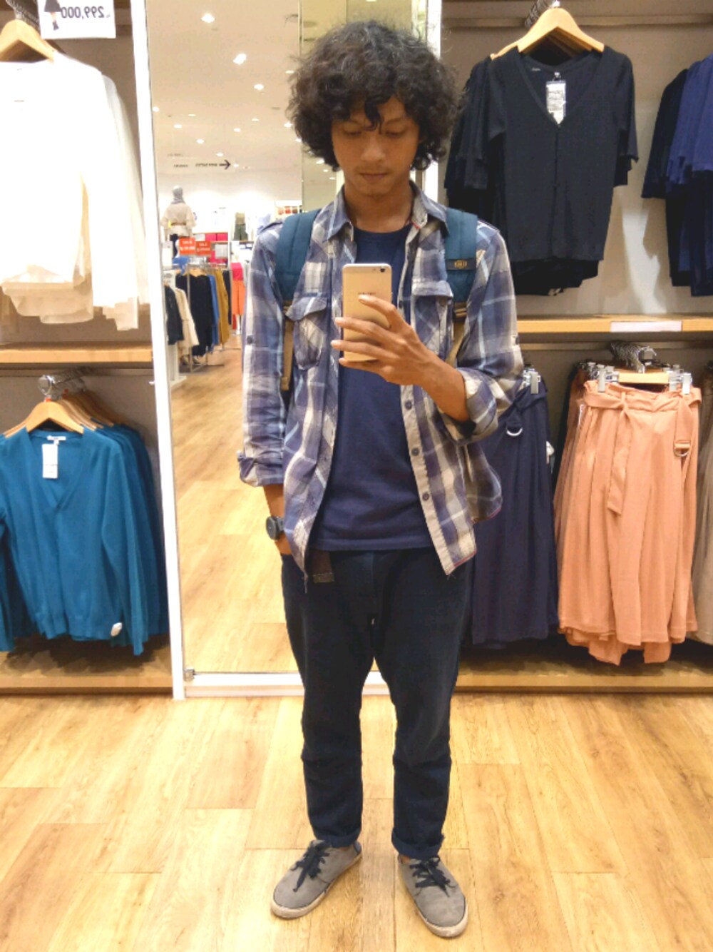 「summer、90’s、curly、blue、Indonesia」｜「AIRWALKのアイテム（シューズ、グレー系）」を使った、Donnydinnoさん（メンズ・174cm）の春コーディネートの1枚目の写真